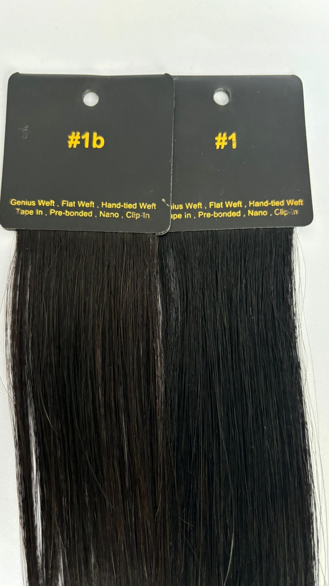 Farveprøver i sorte nuancer til sammenligning af farverne #1 og #1B