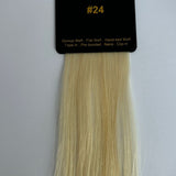 Farveprøve #24 Lysere gyldenblond varm blond på lys baggrund