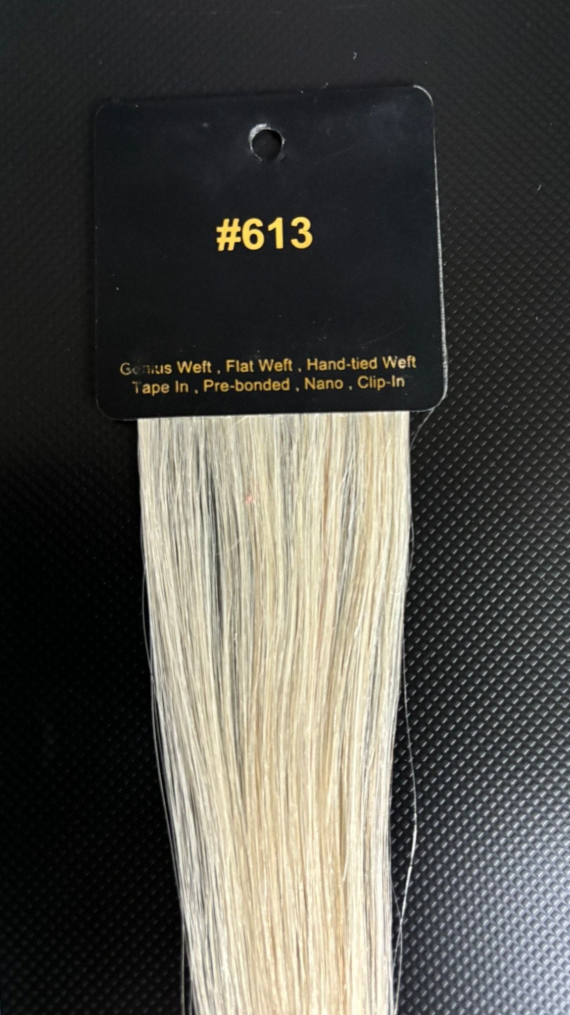 Farveprøve #613 Varm platinblond på mørk baggrund