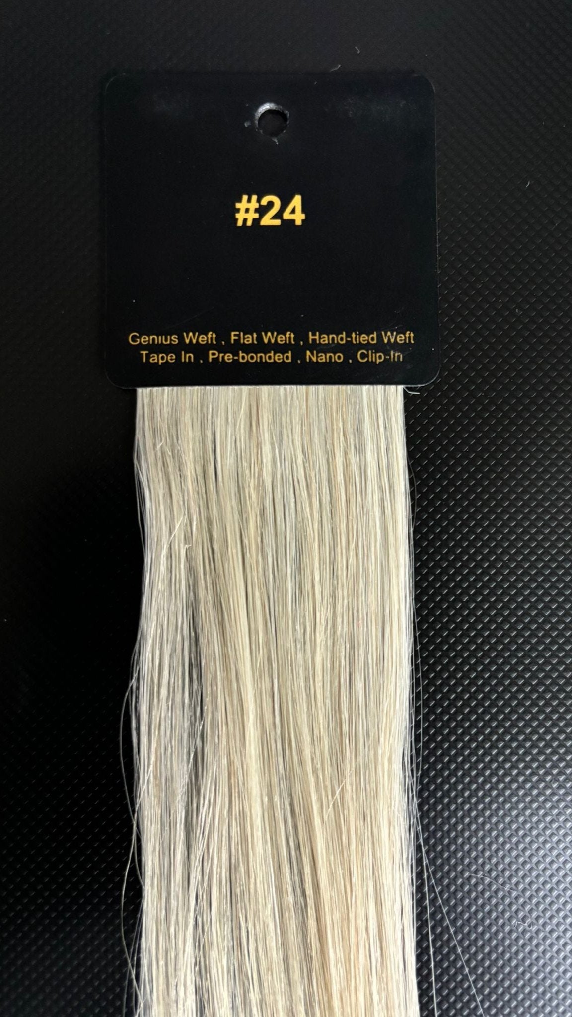 Farveprøve #24 Lysere gyldenblond varm blond på mørk baggrund