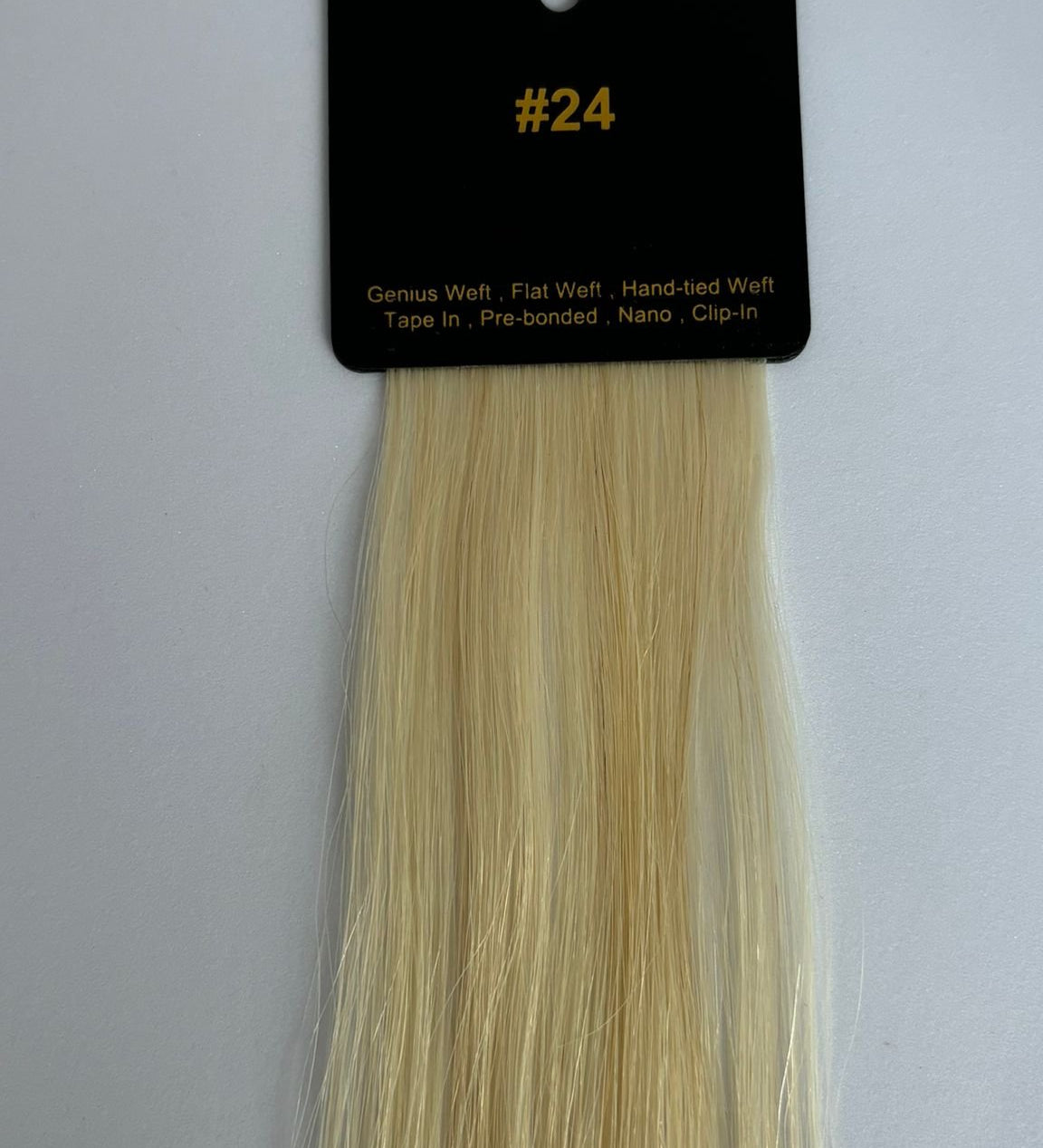 Farveprøve #24 Lysere gyldenblond varm blond på lys baggrund