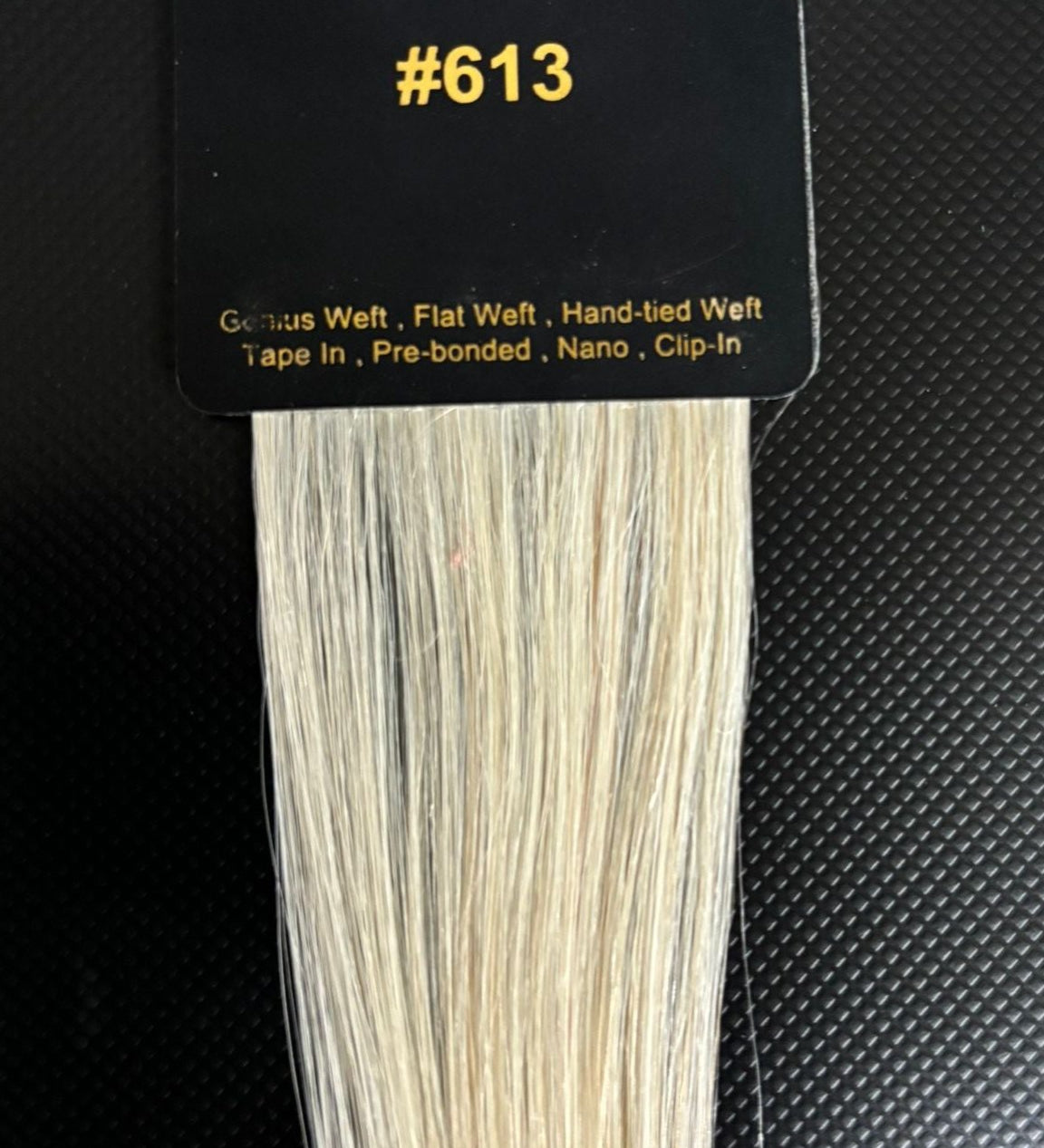 Farveprøve #613 Varm platinblond på mørk baggrund