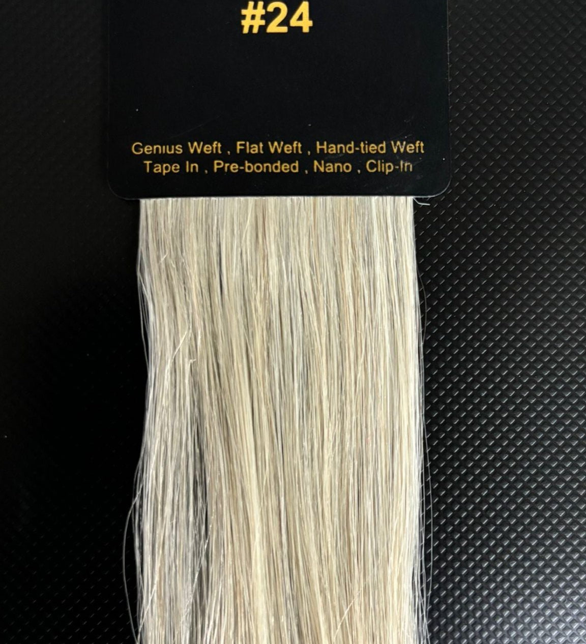 Farveprøve #24 Lysere gyldenblond varm blond på mørk baggrund